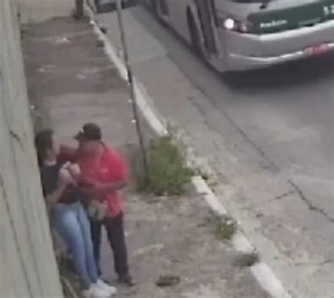 Motorista e passageiros de um ônibus salvam mulher de tentativa de