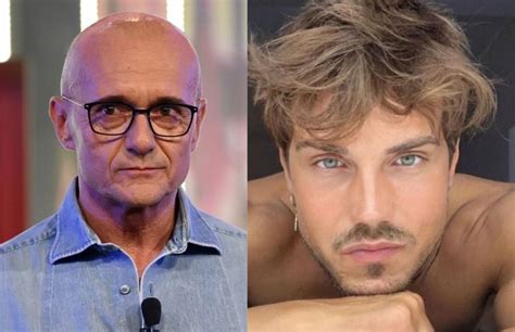 Grande Fratello Alfonso Signorini Critica Il Cast Dell Anno Scorso