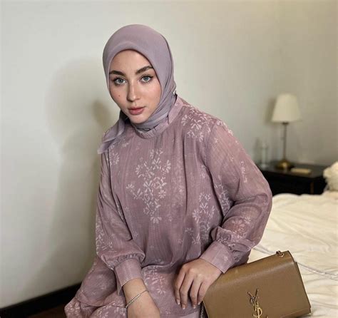 Potret Cantinya Margin Wieheerm Istri Ali Syakieb Yang Kini Berhijab