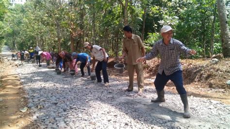 Warga Cijeungjing Ciamis Gotong Royong Perbaiki Jalan Rusak