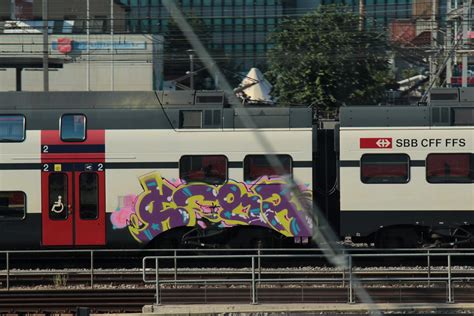 Zug mit Graffiti am Bahnhof Zürich HB im Kanton Zürich der Flickr