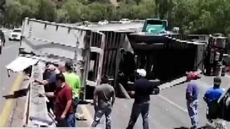 Volcadura de trailer en la autopista México Cuernavaca Grupo Milenio