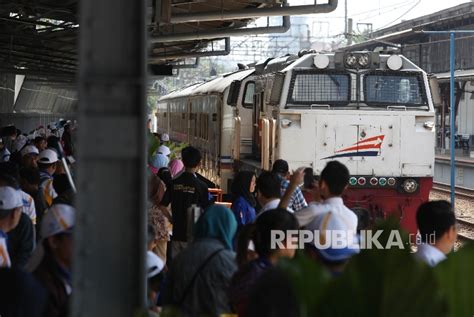 Pemudik Mulai Memadati Stasiun Kereta Api Pasar Senen Republika Online