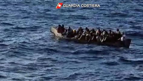 Lampedusa Record Di Sbarchi Affonda Un Barchino La Repubblica