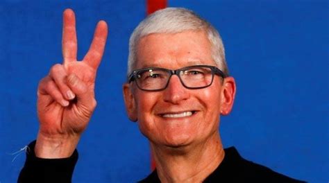 Apple S Tim Cook Gets 750m Bonus Payout