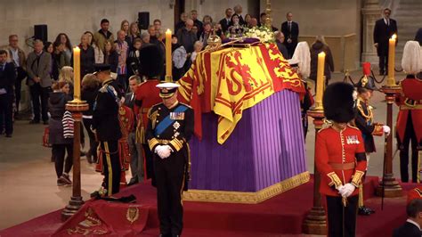 Que Représente Létendard Qui Recouvre Le Cercueil De La Reine