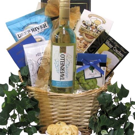 25 Italian Wine Gift Baskets For A Taste of Italy At Home | Food For Net