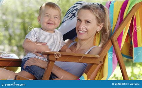 Una Madre Sonriente Y Feliz Abrazando Y Abrazando A Su Beb Hijo