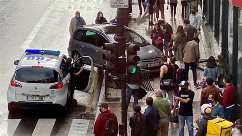 Un conductor pierde el control de su vehículo y se empotra contra una