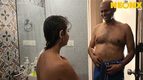 Sasurji Caught Horny Bahu Bathing