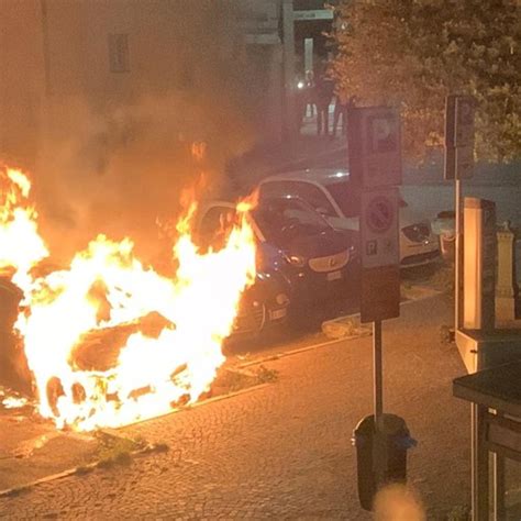 Ponte Chiasso Fiamme Nella Notte Vanno A Fuoco Due Auto