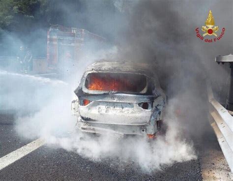 Paura Per L Auto Che Va A Fuoco In Autostrada Le Fiamme Si Espandono