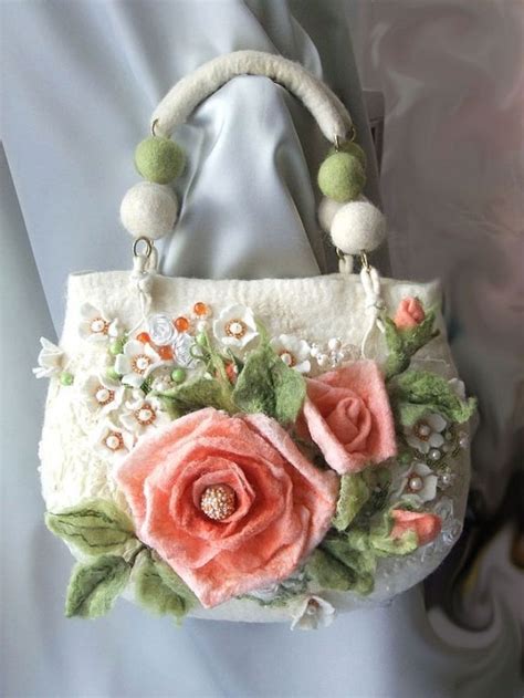 Необыкновенные валяные сумочки с цветами - Рукоделие | Felt crafts ...