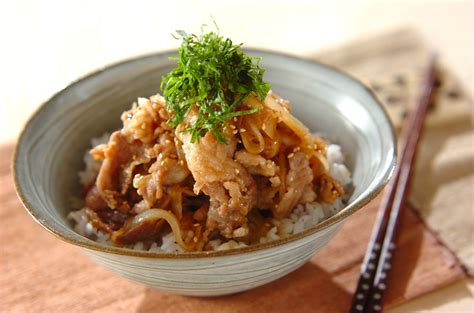 手軽で簡単なのに本格的！食欲増進！豚肉を使った丼レシピ5選｜recipememo レシピメモ レシピメモ