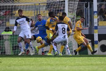 Frosinone Lecce Gol Di Cheddira E Rigore Di Krstovic Cinque