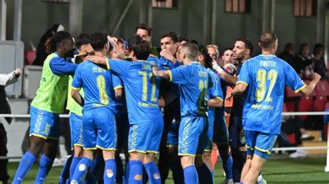 La Carrarese Batte Il Vicenza E Completa L Griglia Della Serie B