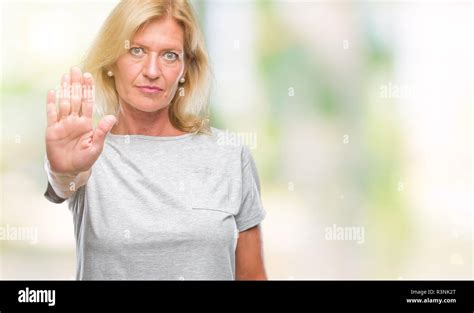Blonde Frau Mittleren Alters Ber Isolierte Hintergrund Tun Halt Singen Mit Der Hand Warnung