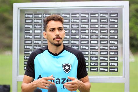 Meio Campista Eduardo Valoriza Manuten O Do Elenco No Botafogo