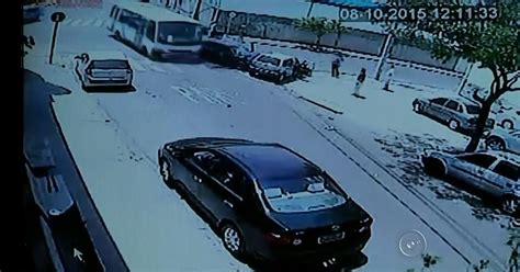 G V Deo Mostra Nibus Desgovernado Batendo Em Carros E Muro Em Bauru