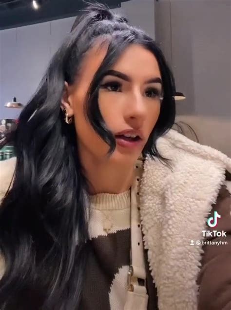 Influencer Slammed For A Total Lack Of Manners As She Shows Followers