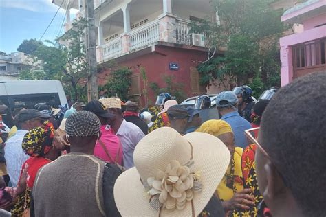 Manifestation Mouvement E Devant Les Locaux De Solidarit Mayotte Pour