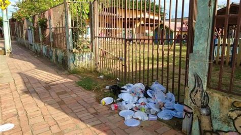 C Mera De Seguran A Flagra Pessoa Jogando Lixo Na Frente De Creche Em