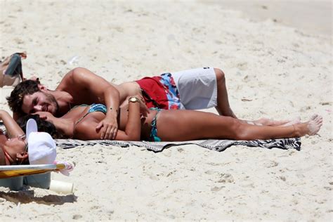 Foto Giulia Costa Trocou Carinhos Philippe Correia Em Praia Do Rio