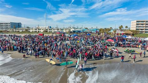 Surfs Up Santa Hundreds Of Festive Surfers Hit The Florida Shore