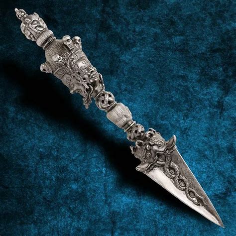 Пхурба - трехгранный ритуальный кинжал из серебра или золота