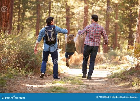 Pareja Masculina Gay Con La Hija Que Camina A Trav S De Arbolado De La Ca Da Foto De Archivo