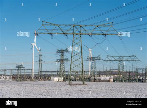 Strommasten Und Windkraftanlagen Im Umspannwerk Wolmirstedt Fotos Und