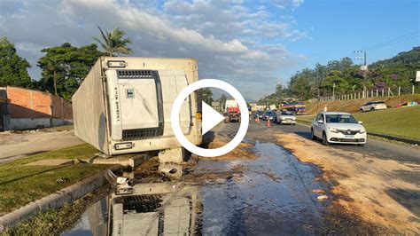 V Deo Br Fica Em Meia Pista Ap S Tombamento De Carreta Em Blumenau