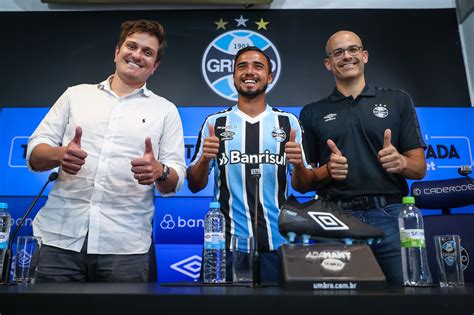 Lateral Direito Fabio Apresentado Oficialmente No Tricolor