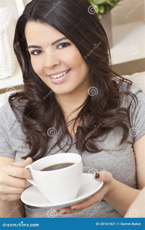 Hispanische Latina Frauen Trinkender Tee Oder Kaffee Stockbild Bild Von L Cheln Getr Nk