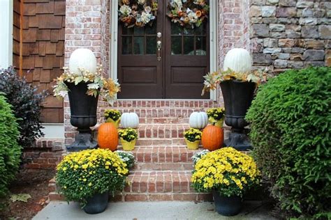 Fall Front Porch: Mums + Pumpkins - Refresh Restyle