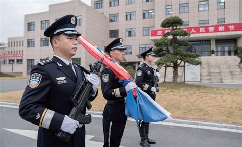 庆祝第三个中国人民警察节 区公安分局举行升警旗仪式