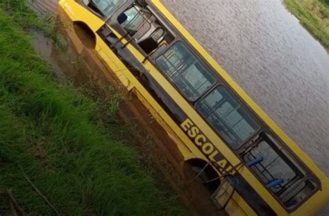 Ônibus escolar tomba em açude e deixa adolescentes feridos em Serra