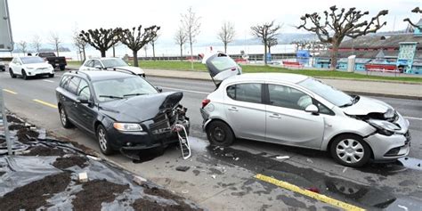 Rapperswil Jona SG Zwei Verletzte Nach Auffahrunfall Mit Drei Autos