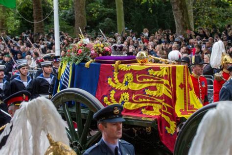 Elizabeth Ii Cette Raison Troublante Pour Laquelle Un Homme A Saut