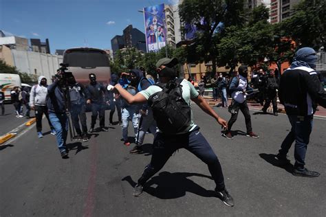 Presuntos Normalistas De Ayotzinapa Agreden A Polic As En Cdmx Al