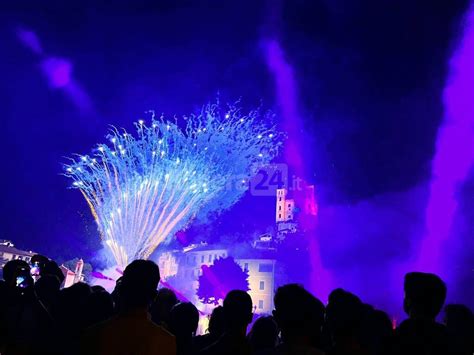 La Magia Dei Fuochi Torna A Dolceacqua In Migliaia Allo Spettacolo