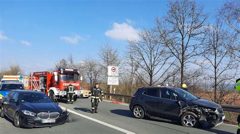 Schwerer Unfall auf Bundesstraße bei Korbach Autofahrerin kracht in Lkw