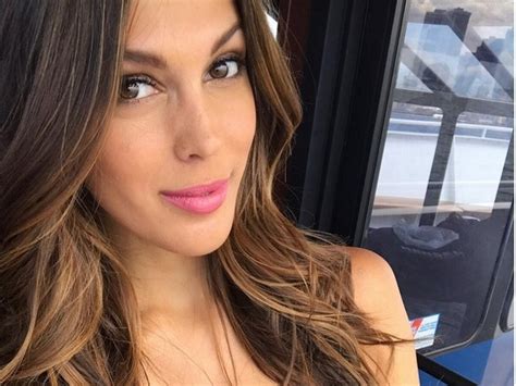 Iris Mittenaere affole la toile avec un décolleté très plongeant Closer