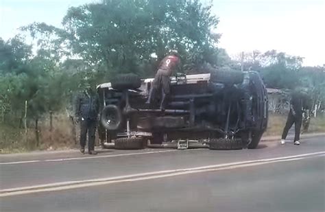 Motorista perde controle de caminhonete e capota após passar por quebra