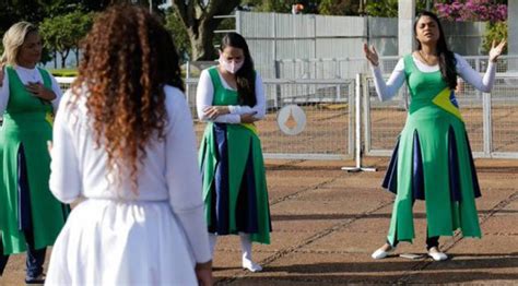 Em Dia De Jejum Evang Licos Fazem Ora O Por Bolsonaro No Alvorada