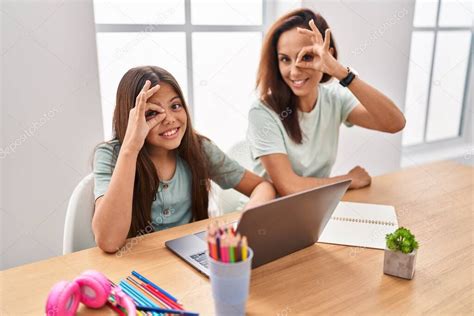 Joven Madre E Hija Haciendo La Tarea En Casa Sonriendo Feliz Haciendo