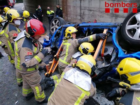 Un Conductor Ferit Cr Tic En Estimbar Se Amb El Cotxe Per Un Pont De L