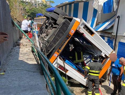 Tragedia A Capri Bus Precipita Per Malore Autista Un Morto Radio