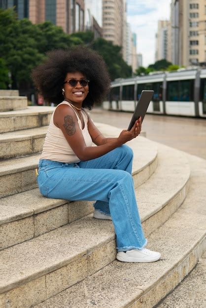 Mujer De Tiro Completo Leyendo En Tableta Foto Gratis