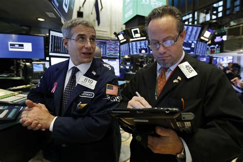 Wall Street cierra a la baja con energía liderando caída AP News